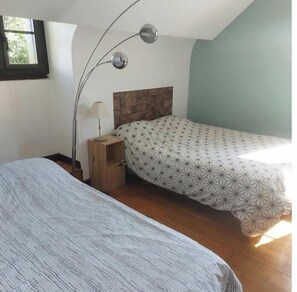 Een strijkplank/strijkijzer, wifi, beddengoed