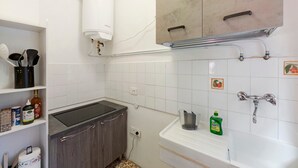 Ein Badezimmer mit Waschbecken, Toilette, Badewanne und Handtuchhalter.