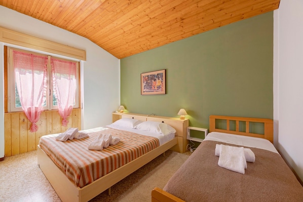 2 bedrooms, iron/ironing board, WiFi, bed sheets