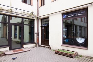 Ein Gebäude mit einem großen Fenster, das einen Sprecher und den Text 'Stanford Music Gaism Techika' zeigt.