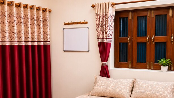 Un dormitorio con una cama de madera, cortinas rojas, una pizarra blanca y una ventana con cortinas.
