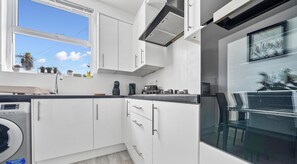 Wasserkocher mit Kaffee-/Teezubehör, Kühlschrank, Mikrowelle, Ofen