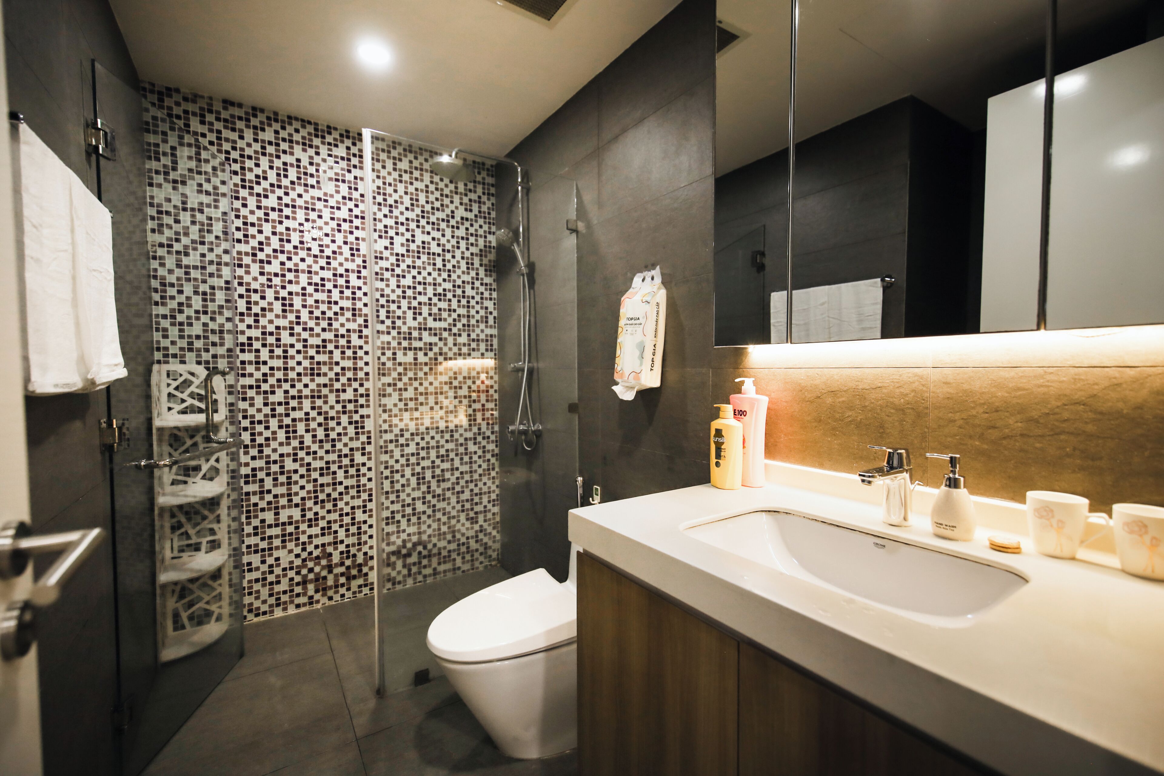 Superior-Apartment, 1 Schlafzimmer, Balkon, Stadtblick | Badezimmer | Haartrockner, Hausschuhe, Handtücher, Seife