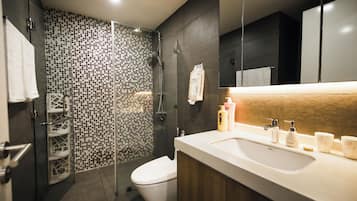 Superior-Apartment, 1 Schlafzimmer, Balkon, Stadtblick | Badezimmer | Haartrockner, Hausschuhe, Handtücher, Seife