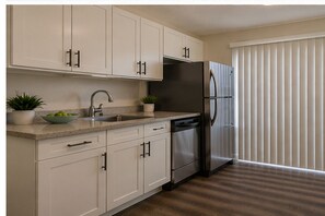 Quarto econômico, vista para a cidade | Cozinha privada | Geladeira, micro-ondas, fogão, cooktop