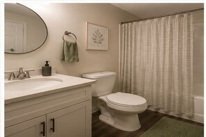 Quarto econômico, vista para a cidade | Banheiro | Produtos de toalete grátis, secador de cabelo, toalhas de banho 