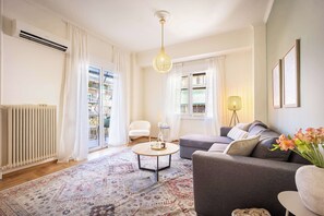 Living area - Spacious 2BR Koukaki Balcony Acropolis (Athina)