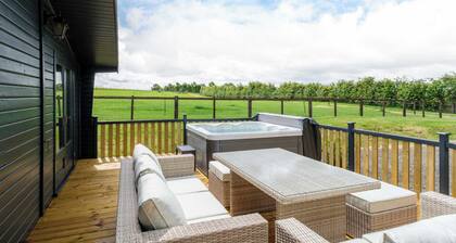 The Paddock Lodge with Hot Tub