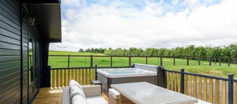 The Paddock Lodge with Hot Tub