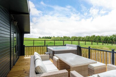 The Paddock Lodge with Hot Tub