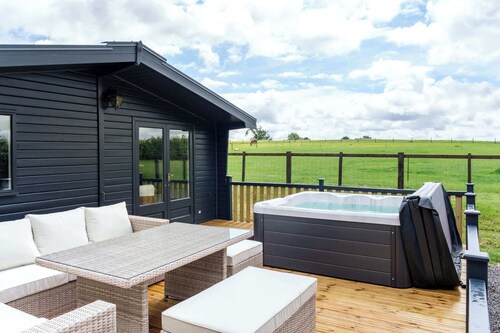 The Paddock Lodge with Hot Tub