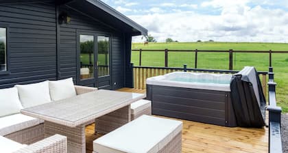 The Paddock Lodge with Hot Tub