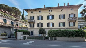 A multi-story building with a symmetrical facade, multiple windows with shutters, and a central entrance. - Second Lake House - Affitti Brevi Italia (Malgrate)