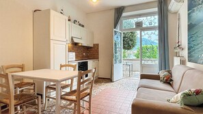 A compact living space with a dining area, kitchenette, and a sofa. - Second Lake House - Affitti Brevi Italia (Malgrate)