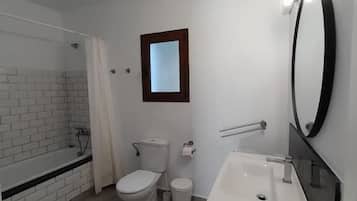 Habitación superior con 2 camas individuales, patio, vistas al jardín | Baño | Artículos de higiene personal gratuitos, toallas, jabón y champú