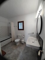 Quarto duplo superior, varanda, vista para o jardim | Banheiro | Produtos de toalete grátis, toalhas de banho, sabonete, shampoo