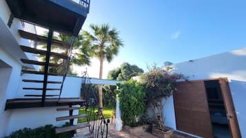 Habitación básica doble, patio, vistas al jardín | Jardines del alojamiento