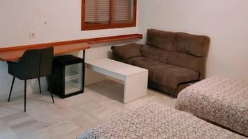 Habitación cuádruple familiar, patio, vistas al jardín | Zona de estar