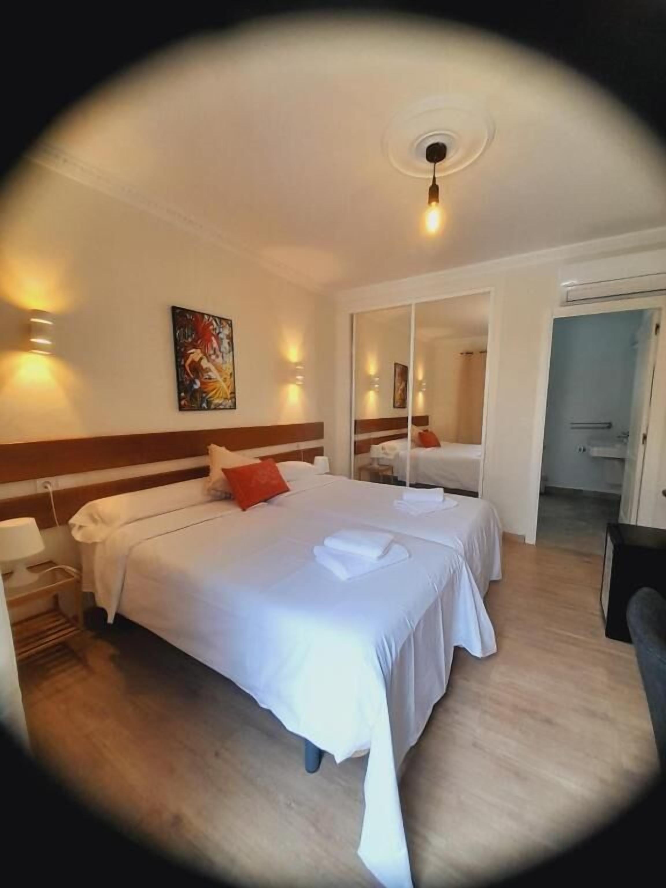 Habitación superior con 2 camas individuales, patio, vistas al jardín | Wifi gratis