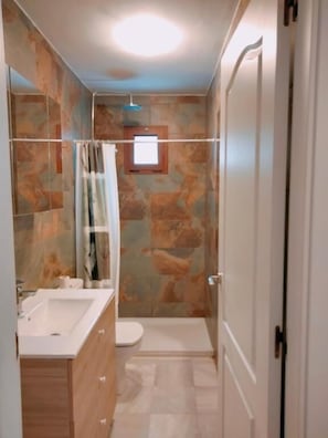A bathroom with a shower, toilet, and sink. - La Ola Tarifa (Tarifa)