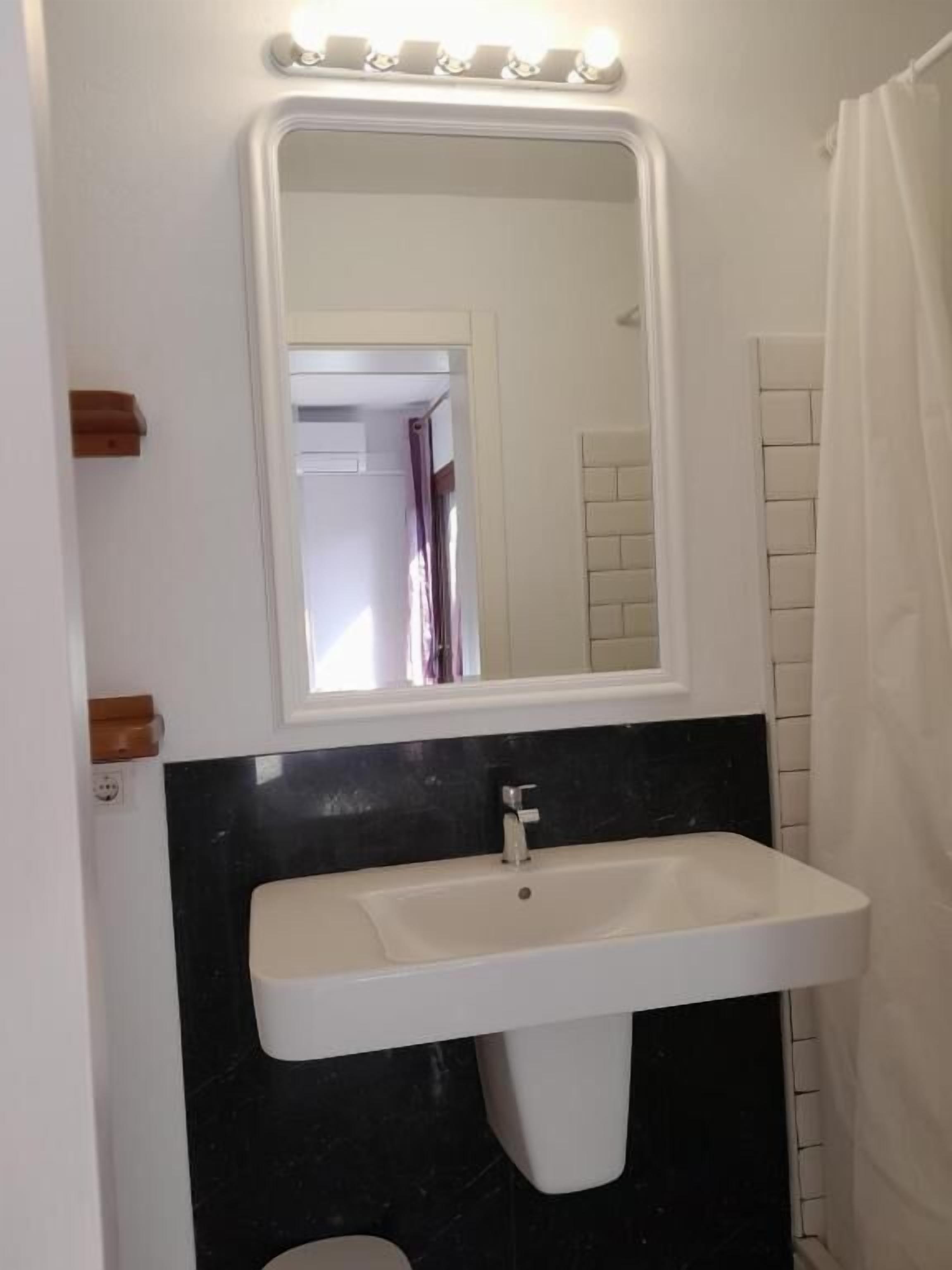 Habitación básica con 2 camas individuales, patio, vistas al jardín | Baño | Artículos de higiene personal gratuitos, toallas, jabón y champú