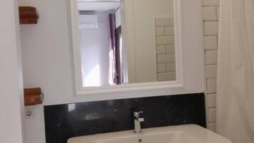 Habitación básica con 2 camas individuales, patio, vistas al jardín | Baño | Artículos de higiene personal gratuitos, toallas, jabón y champú