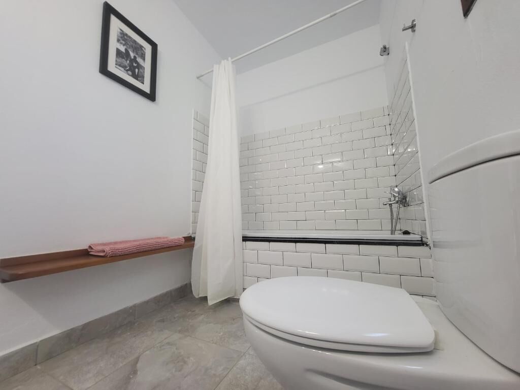 Habitación superior con 2 camas individuales, patio, vistas al jardín | Baño | Artículos de higiene personal gratuitos, toallas, jabón y champú