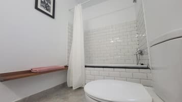 Habitación superior con 2 camas individuales, patio, vistas al jardín | Baño | Artículos de higiene personal gratuitos, toallas, jabón y champú