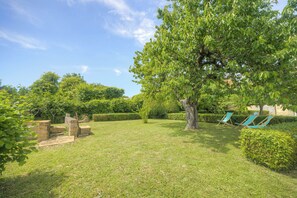 A well-maintained garden with a lawn, a large tree, and two lounge chairs. - Le Clos Vinzelles - House + outbuilding in the heart of the vineyards, large garden (Vinzelles)