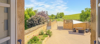 Le Clos Vinzelles - House + outbuilding in the heart of the vineyards, large garden