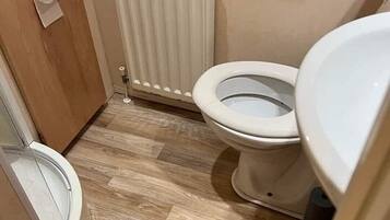 Combined shower/bathtub, deep-soaking bathtub