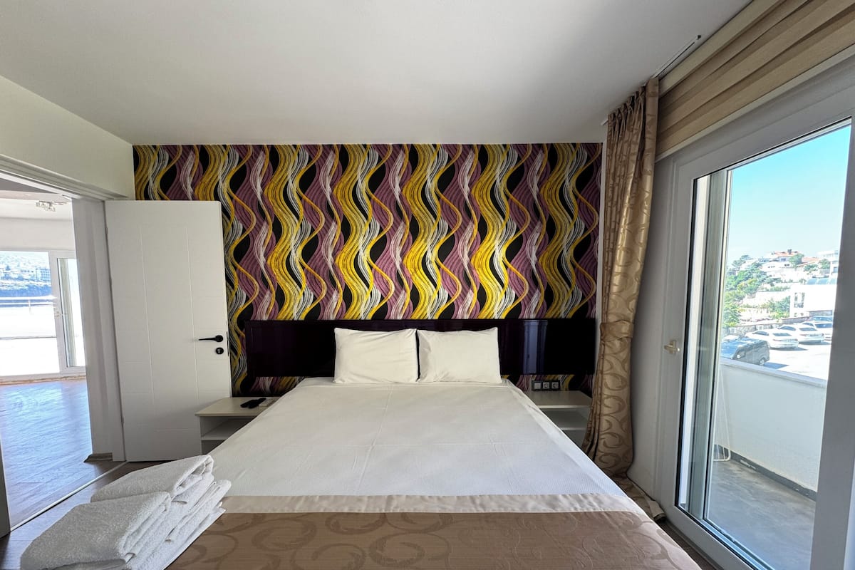 Classic Room | Laptop workspace, free WiFi