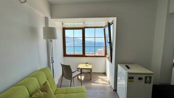 Deluxe Room, Sea View | Laptop workspace, free WiFi