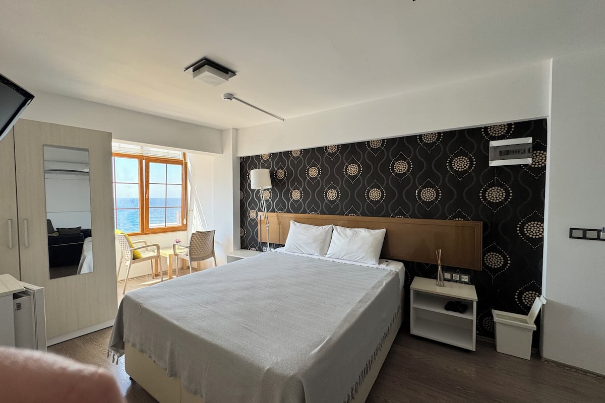 Deluxe Room, Sea View | Laptop workspace, free WiFi