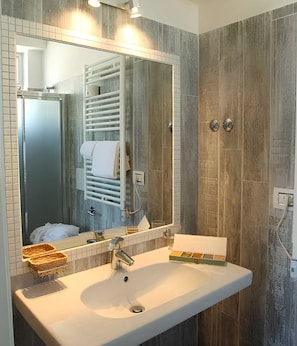Single Room | Bathroom | Hair dryer, towels, shampoo, toilet paper