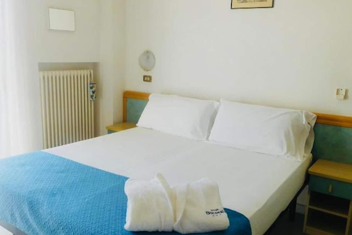 Double Room | In-room safe, desk, free WiFi