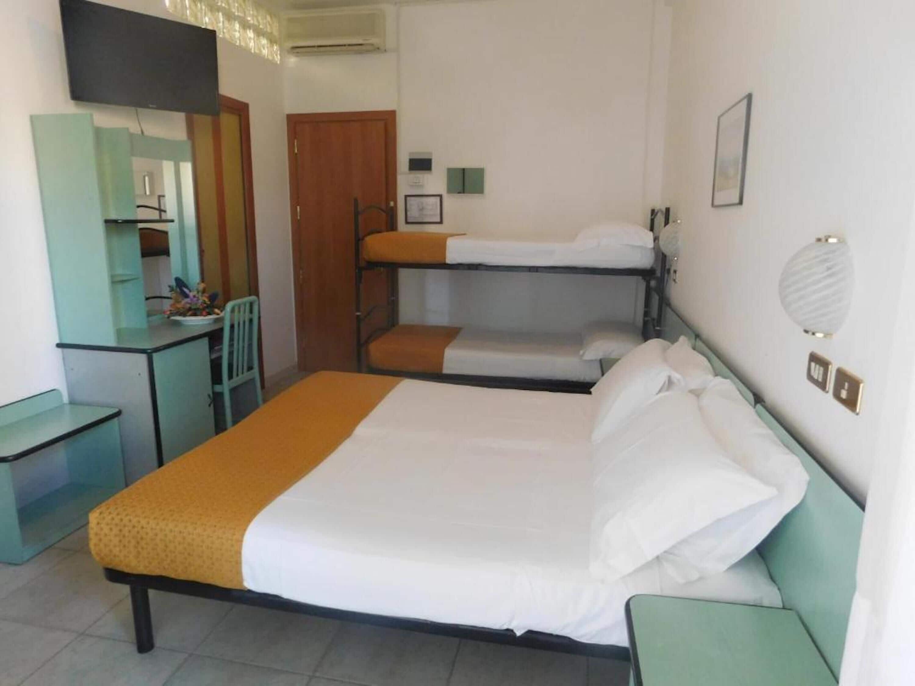 Quadruple Room | In-room safe, desk, free WiFi