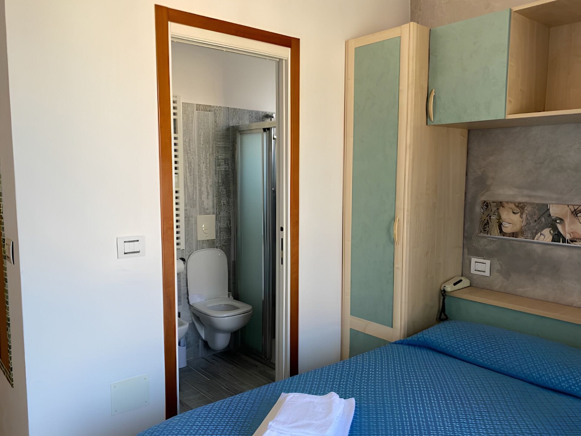 Single Room | In-room safe, desk, free WiFi