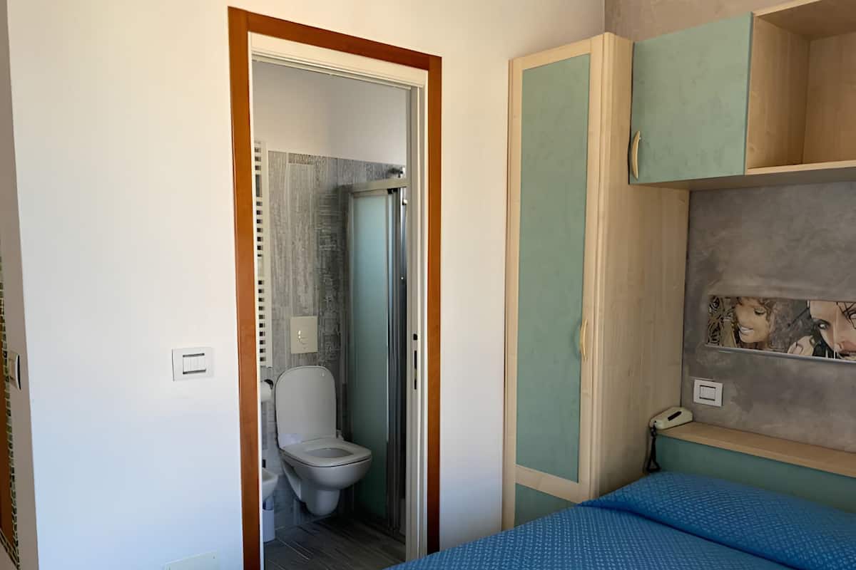 Single Room | In-room safe, desk, free WiFi