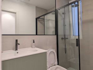 Departamento estándar, 2 habitaciones | Baño | Regadera, secadora de cabello, toallas, jabón
