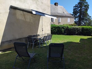 Outdoor dining - Holiday Home “Les Glycines” with Private Terrace and Garden (Rouffignac-Saint-Cernin-de-Reilhac)