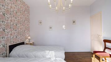 2 Schlafzimmer, Bügeleisen/Bügelbrett