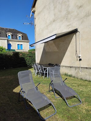 Outdoor dining - Holiday Home “Les Glycines” with Private Terrace and Garden (Rouffignac-Saint-Cernin-de-Reilhac)