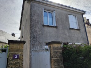 Exterior - Holiday Home “Les Glycines” with Private Terrace and Garden (Rouffignac-Saint-Cernin-de-Reilhac)