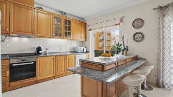 Coffee/tea maker, fridge, microwave, oven