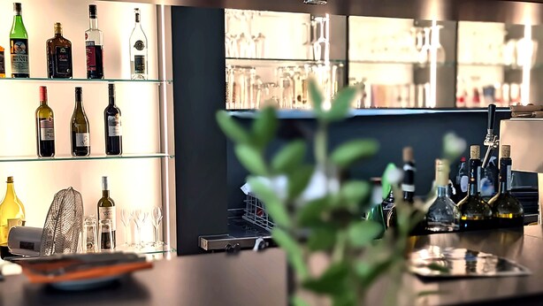 Bar (trong khuôn viên)