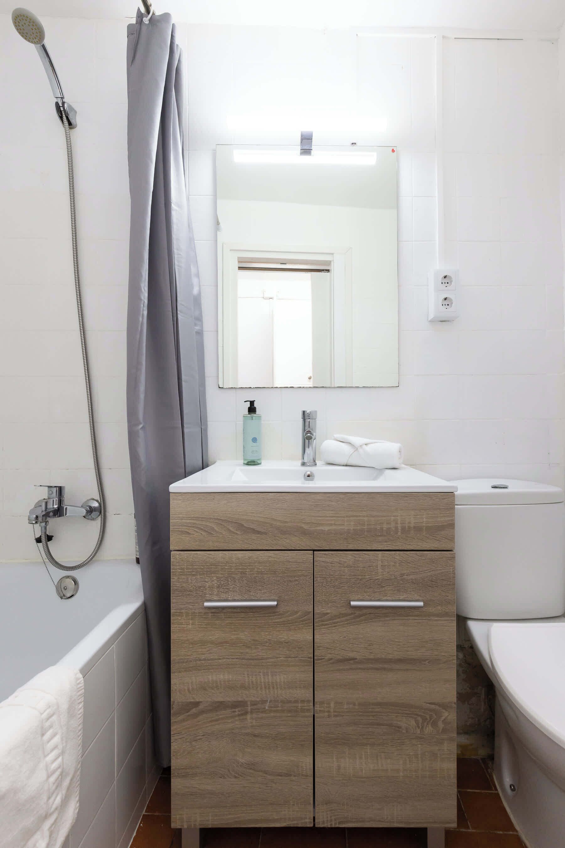 Chuveiro, toalhas de banho, shampoo 