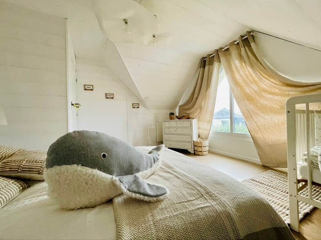 8 bedrooms, WiFi, bed sheets