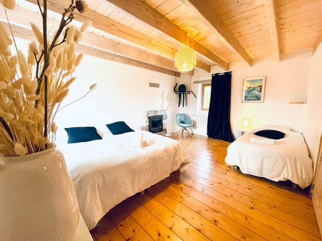 8 bedrooms, WiFi, bed sheets
