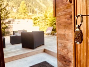 A wooden door with a keyhole and a doorbell. - Chalet 14 pers, jacuzzi, MontBlanc view, 5 bedrooms (Chamonix)